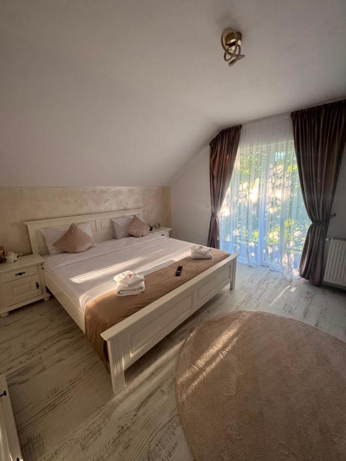 Dormitor cu pat matrimonial
